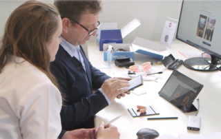Dentiste réalisant une téléexpertise bucco-dentaire à partir de photos envoyées depuis un EHPAD.